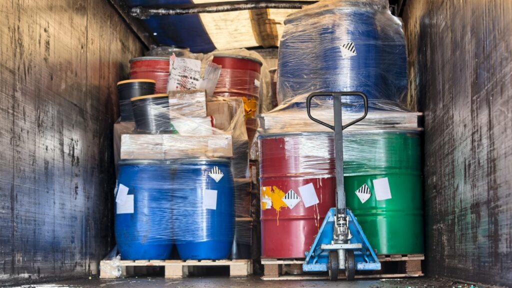 Odbiór odpadów przemysłowych - Odpady niebezpieczne to określenie stosowane dla wszelkich odpadów które różnej perspektywie czasu, mogą stać się szkodliwe - Odbiór odpadów niebezpiecznych - Obowiązki przyjmującego i transportującego odpady w BDO